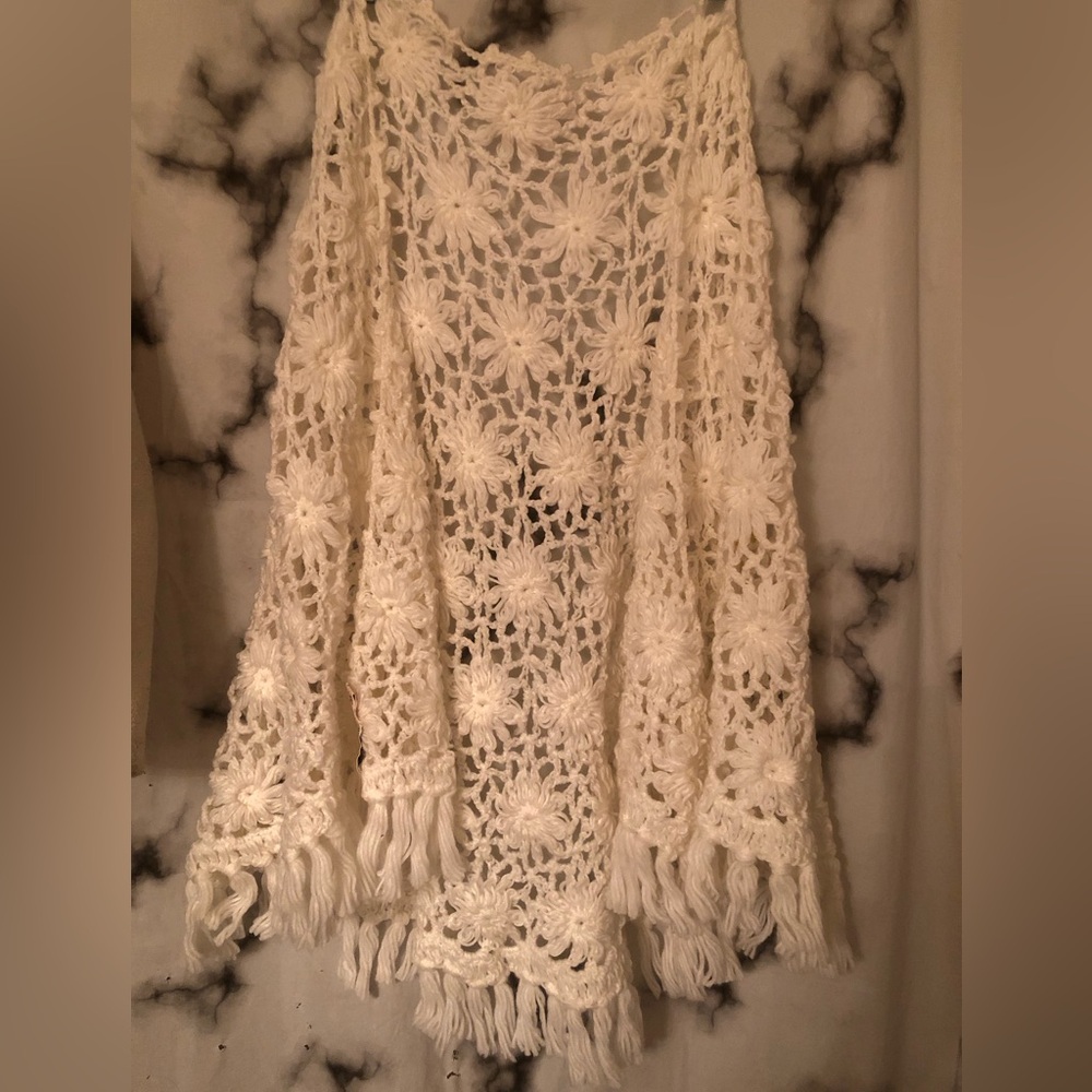 Crocheted White Floral Fringe Shawl